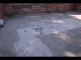 01326 ostia - regio ii - insula vi - caupona di fortunato (ii,vi,1) - mosaik - gesehen von osten - e.jpg